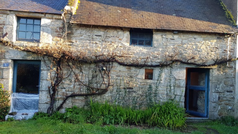 Longère au Hézo avec portes et fenêtres anciennes Longère au Hézo avec portes et fenêtres anciennes